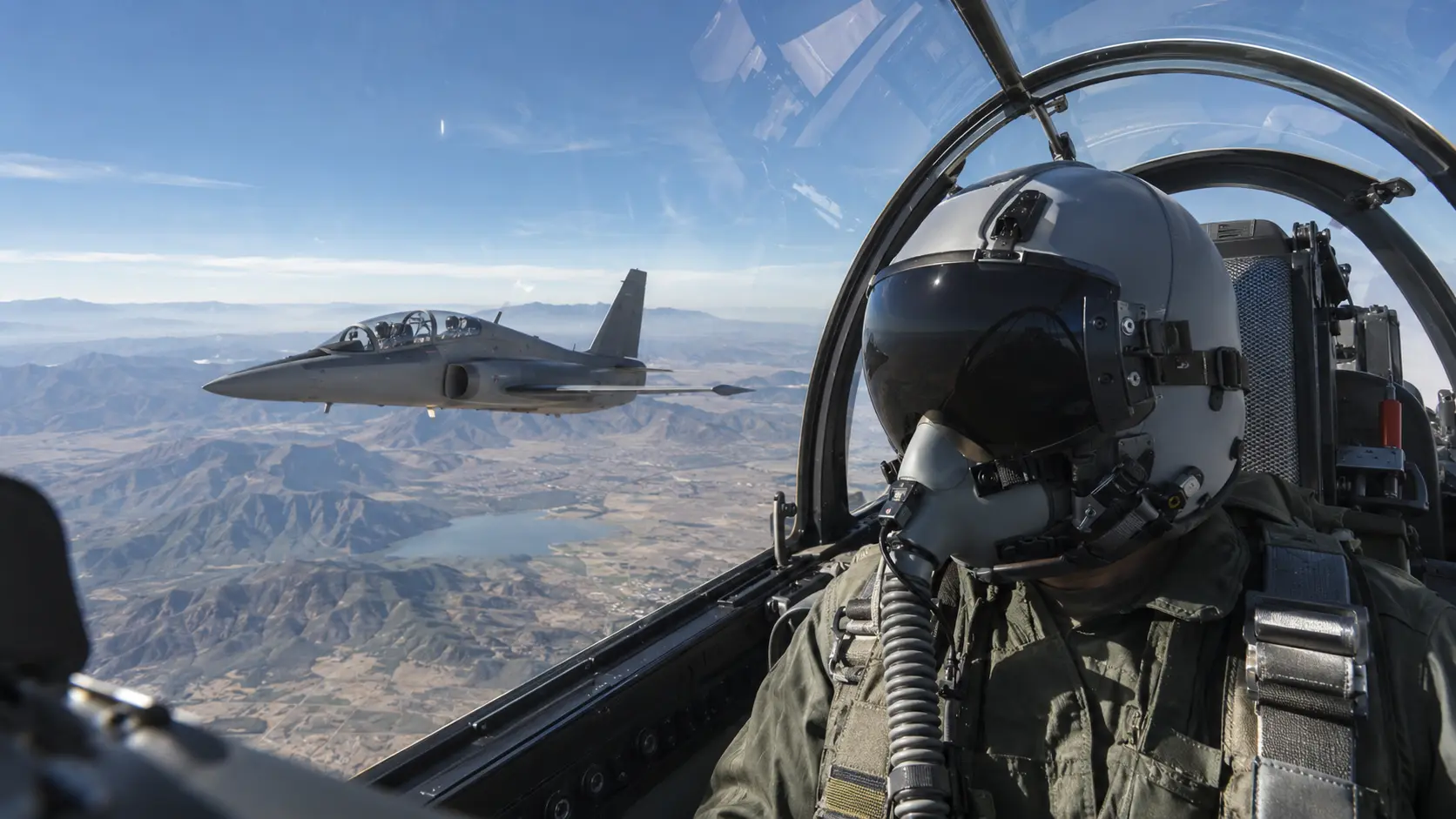 Piloto de aviación especializada durante un vuelo de formación