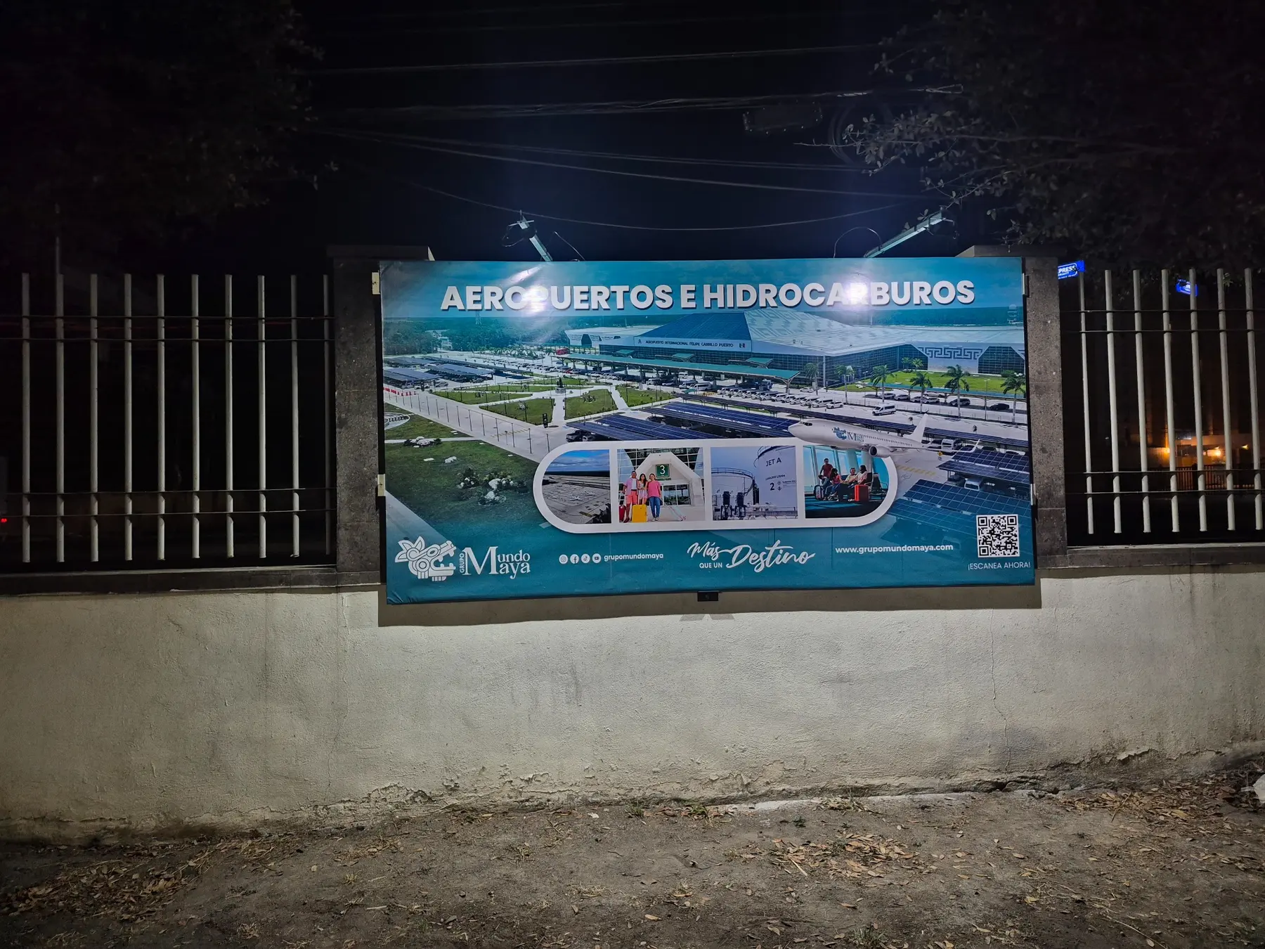 Campaña institucional instalada e iluminada en la barda del aeropuerto ADN