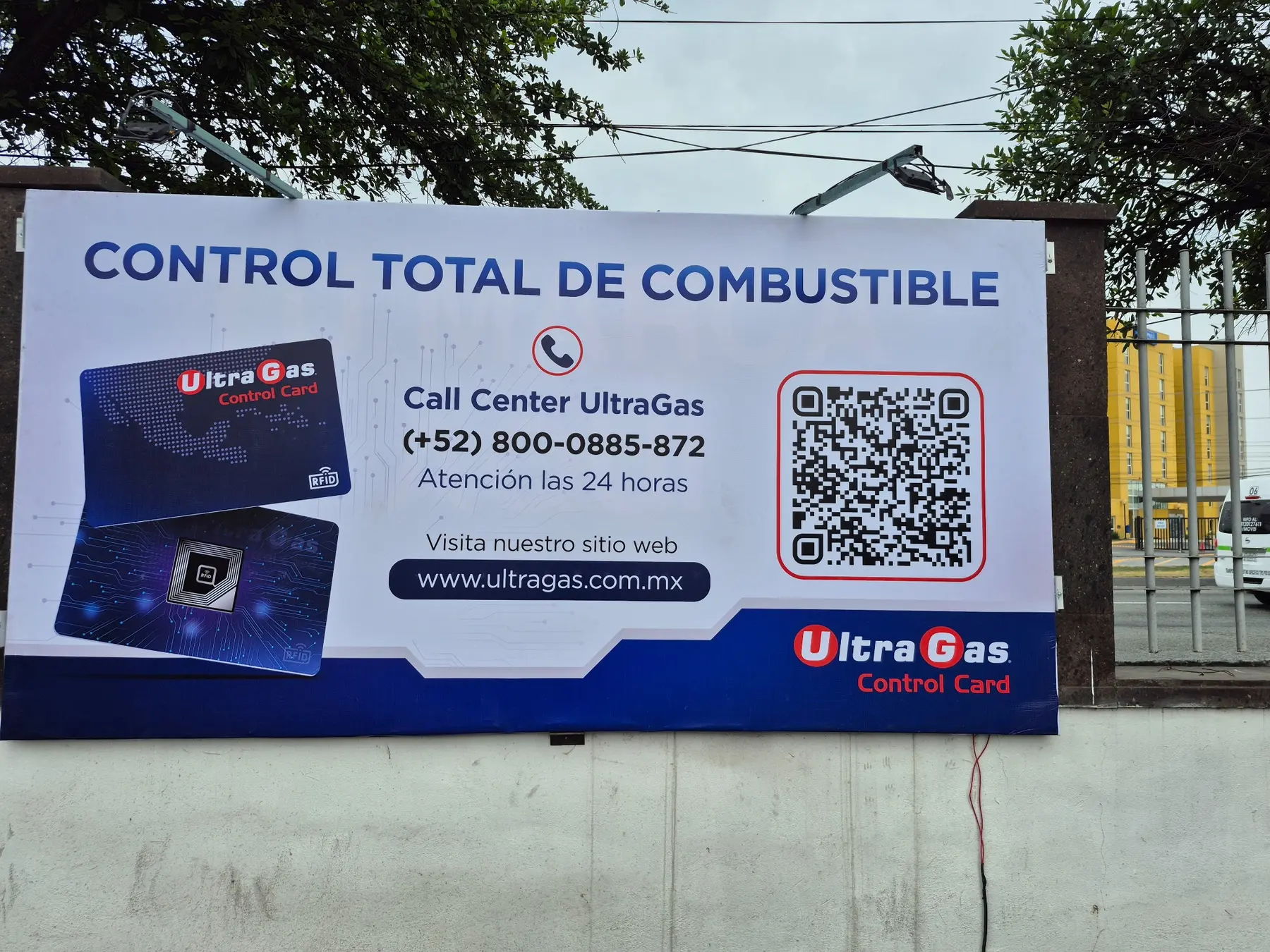 Anuncio comercial instalado sobre una barda exterior de ADN
