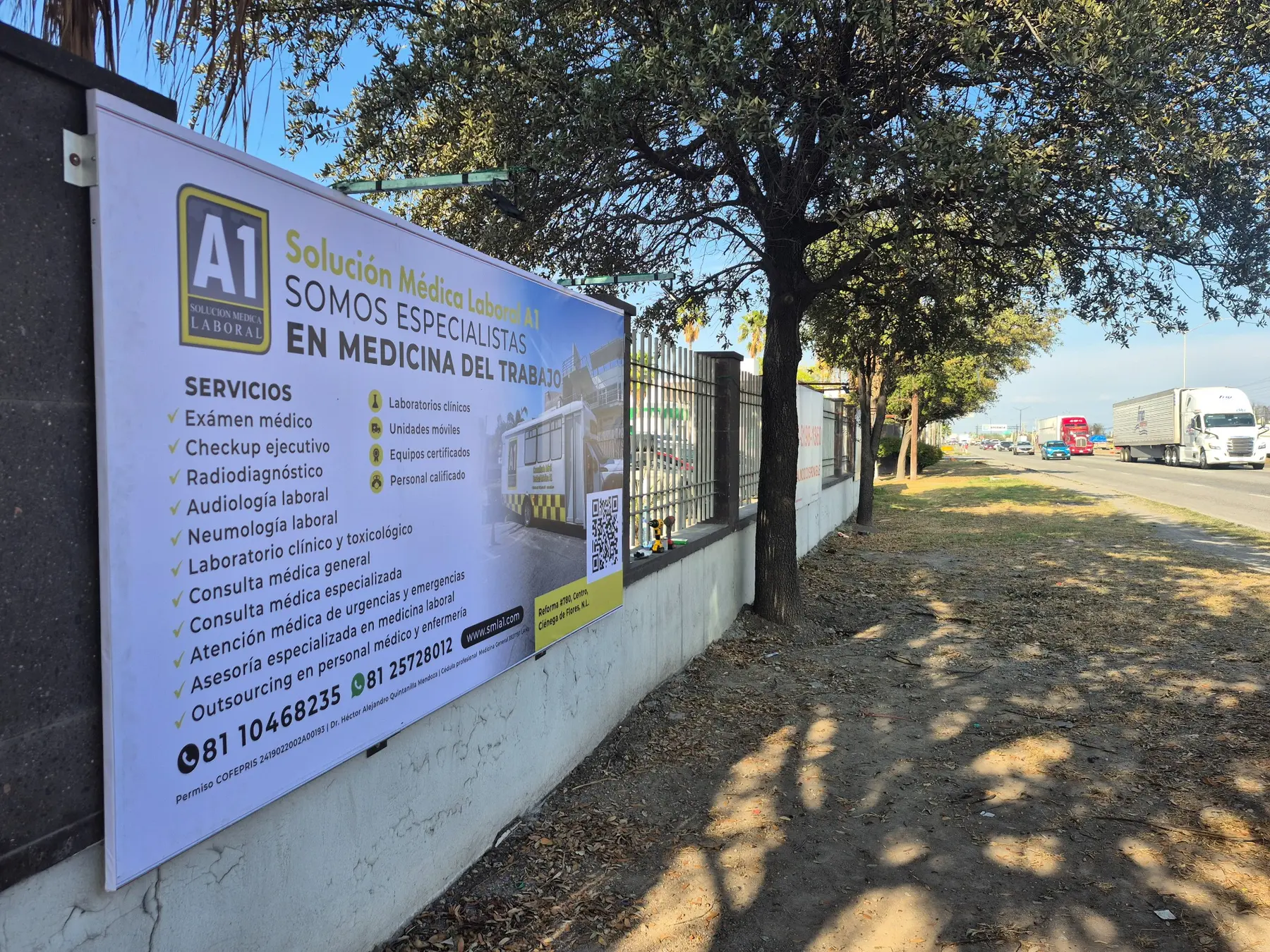 Anuncio de servicios instalado en el corredor exterior del aeropuerto ADN