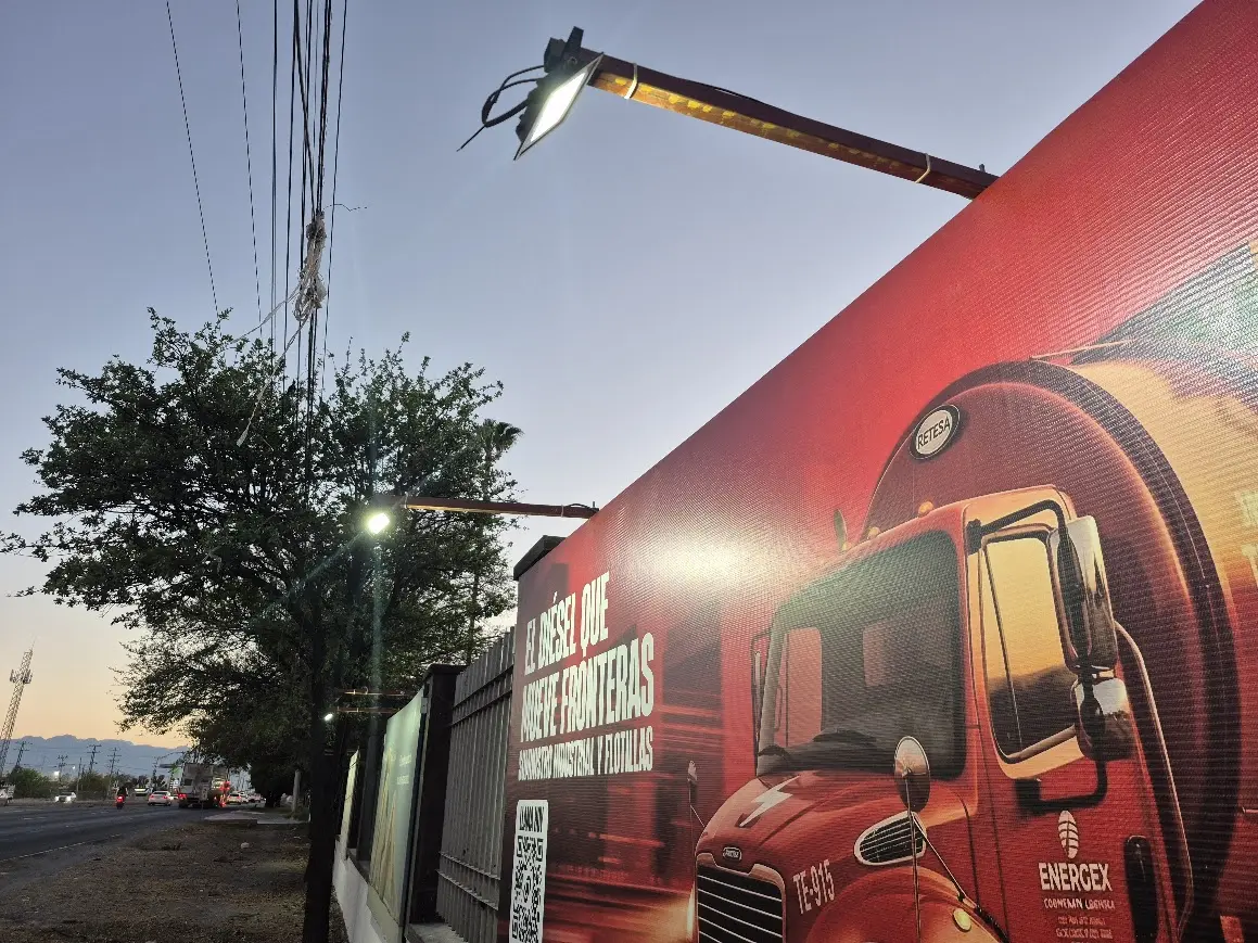 Campaña de transporte aplicada en una barda exterior de gran formato