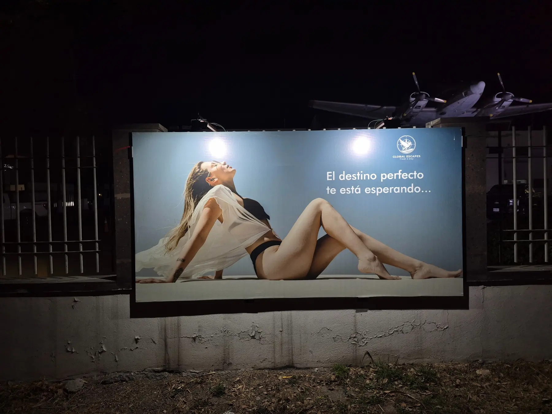 Campaña turística instalada en una barda iluminada del aeropuerto ADN